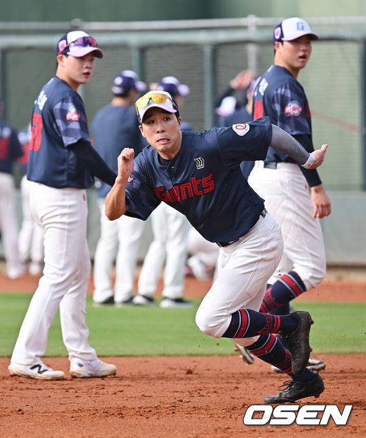 [OSEN=타이난(대만) , 이석우 기자] 프로야구 롯데 자이언츠가 31일(한국시간) 대만 타이난 아시아-태평양 국제야구센터에 스프링캠프를 차리고 구슬땀을 흘렸다. 김태형 감독 등&nbsp;코치진과 투수&nbsp;20명,&nbsp;포수&nbsp;5명,&nbsp;내야수&nbsp;9명,&nbsp;외야수&nbsp;7명 등 총&nbsp;41명의 선수단이 1월 20일까지 1차 캠프에서 체력 강화와 기술 훈련을 치른 뒤 21일부터 3월 5일까지 일본 미야자키로 옮겨 2차 캠프에서 구춘리그에 참가해 실전 감각을 점검한다. 롯데 김동혁이 훈련을 하고 있다. 2026.01.31 / foto0307@osen.co.kr