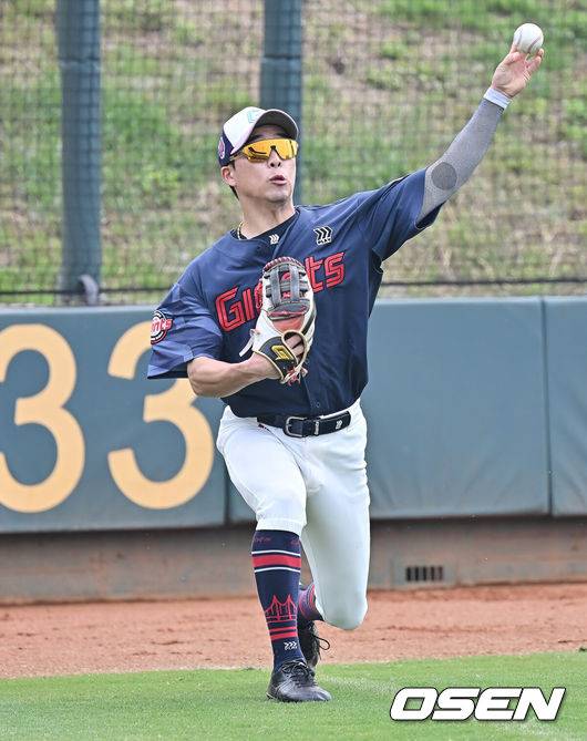 [OSEN=타이난(대만) , 이석우 기자] 프로야구 롯데 자이언츠가 31일(한국시간) 대만 타이난 아시아-태평양 국제야구센터에 스프링캠프를 차리고 구슬땀을 흘렸다.김태형 감독 등&nbsp;코치진과 투수&nbsp;20명,&nbsp;포수&nbsp;5명,&nbsp;내야수&nbsp;9명,&nbsp;외야수&nbsp;7명 등 총&nbsp;41명의 선수단이 1월 20일까지 1차 캠프에서 체력 강화와 기술 훈련을 치른 뒤 21일부터 3월 5일까지 일본 미야자키로 옮겨 2차 캠프에서 구춘리그에 참가해 실전 감각을 점검한다.롯데 김동혁이 훈련을 하고 있다. 2026.01.31 / foto0307@osen.co.kr