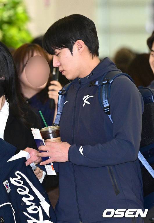 [OSEN=인천공항, 최규한 기자] 류지현 감독이 이끄는 한국 야구대표팀이 오는 3월 열리는 WBC를 준비하기 위해 9일 오전 인천공항을 통해 미국령 사이판으로 출국했다.류지현호는 9일부터 21일까지 사이판에서 1차 전지훈련 담금질에 나선다.대표팀 원태인이 출국하며 팬들의 사인 요청에 응하고 있다. 2026.01.09 / dreamer@osen.co.kr