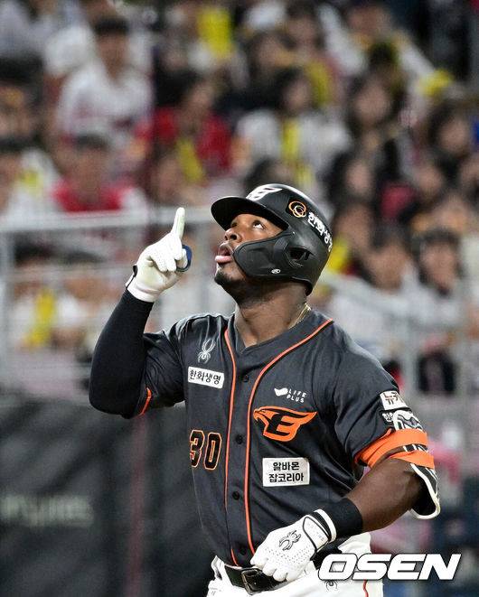 [OSEN=광주, 최규한 기자] 3일 오후 광주-KIA 챔피언스필드에서 ‘2024 신한 SOL Bank KBO리그’ KIA 타이거즈와 한화 이글스의 경기가 열렸다.이날 홈팀 KIA는 황동하를, 방문팀 한화는 리카르도 산체스를 선발로 내세운다.7회초 1사 주자없는 상황 한화 페라자가 달아나는 좌월 솔로포를 날리고 그라운드를 돌며 기뻐하고 있다. 2024.05.03 / dreamer@osen.co.kr