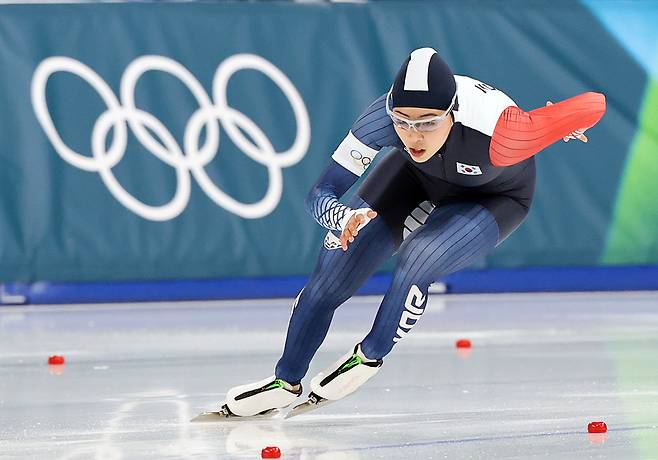 스피드스케이팅 이나현이 15일(현지시간) 이탈리아 밀라노 스피드스케이팅 스타디움 열린 2026 밀라노·코르티나담페초 동계올림픽 스피드스케이팅 여자 500m에서 질주하고 있다. 김민선은 37초86으로 결승선을 통과하며 최종 10위로 경기를 마쳤다. 밀라노=뉴스1