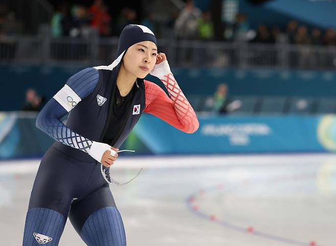 15일(현지시간) 이탈리아 밀라노 스피드스케이팅 스타디움에서 열린 2026 밀라노ㆍ코르티나담페초 동계올림픽 스피드스케이팅 여자 500m에 출전한 이나현이 경기를 마친 뒤 숨을 고르고 있다. 밀라노=연합