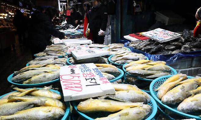 설 연휴를 앞둔 지난 11일 서울 경동시장의 모습. 11일 국가통계포털(KOSIS) 소비자물가지수(2020=100)에 따르면 차례상 품목 가운데 전년 동월 대비 가격 상승폭이 큰 품목은 조기(21.0%), 쌀(18.3%), 북어(13.6%), 사과(10.8%) 순으로 나타났다.연합뉴스