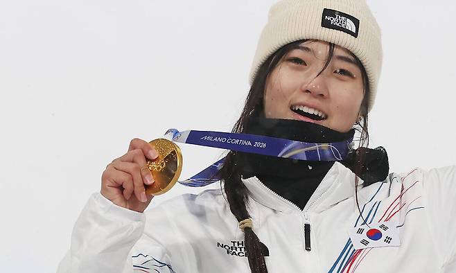 스노보드 선수 최가온이 12일(현지시간) 이탈리아 리비뇨 스노파크에서 열린 2026 밀라노-코르티나담페초 동계올림픽 스노보드 여자 하프파이프 결승에서 우승한 후 시상대에서 금메달을 목에 걸고 눈물을 글썽이고 있다. 리비뇨=연합뉴스