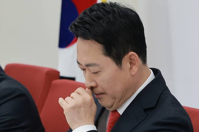 장동혁 국민의힘 대표가 12일 국회에서 이재명 대통령과의 오찬에 불참하는 것과 관련해 입장을 밝히고 있다. 2026.2.12 연합뉴스