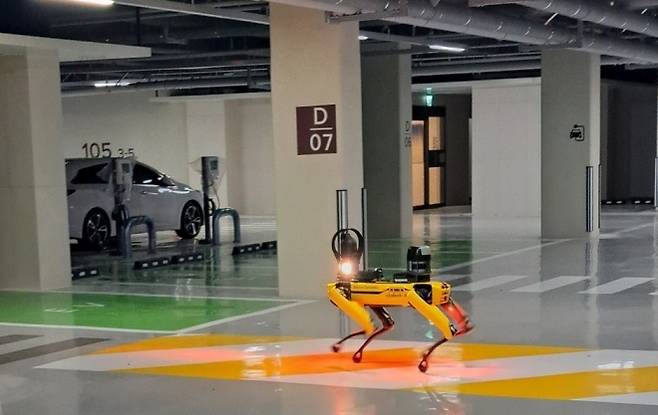 현대건설이 단지 내·외부와 지하주차장 등을 순찰하는 데 활용하고 있는 사족보행 로봇. 현대건설 제공