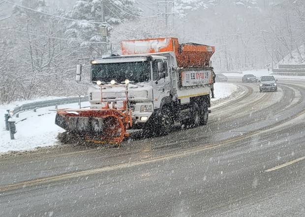 강원 산간과 동해안에 대설특보가 내려진 가운데 많은 눈이 내린 16일 강릉시 성산면 옛 영동고속도로 대관령 구간에서 제설차가 바쁘게 눈을 치우고 있다. 연합뉴스