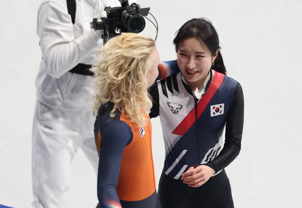 김길리(오른쪽)가 16일(현지 시간) 이탈리아 밀라노 아이스스케이팅 아레나에서 열린 밀라노·코르티나담페초 동계올림픽 쇼트트랙 여자 1000m 결선에서 동메달을 차지한 뒤 금메달을 딴 네덜란드의 산드라 펠제부르와 인사를 나누고 있다. 연합뉴스