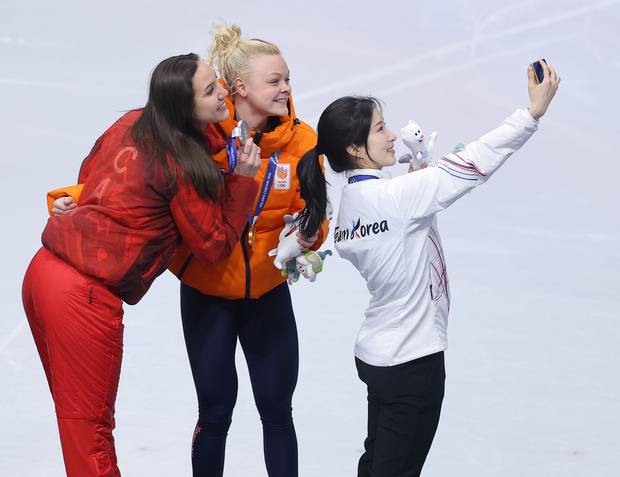 김길리(오른쪽)가 16일(현지 시간) 이탈리아 밀라노 아이스스케이팅 아레나에서 열린 밀라노·코르티나담페초 동계올림픽 쇼트트랙 여자 1000m 시상식에서 우승자인 네덜란드의 산드라 펠제부르(가운데), 은메달을 딴 코트니 사로(캐나다)와 함께 기념 촬영을 하고 있다. 연합뉴스