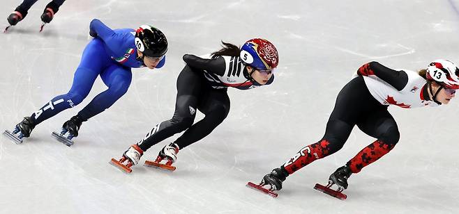 최민정(가운데)이 16일(한국시간) 밀라노 아이스스케이팅 아레나에서 열린 쇼트트랙 여자 1000m 준준결선에서 레이스를 펼치고 있다. 밀라노ㅣ뉴시스