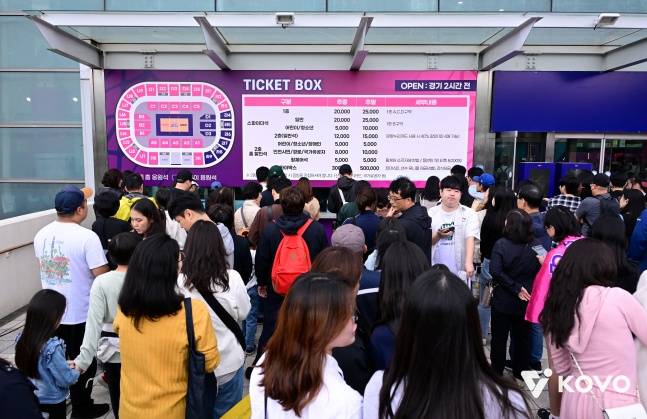 2025~2026시즌 흥국생명-정관장의 경기가 열린 인천 삼산체육관의 매표소. 젊은 여성 팬들이 많이 눈에 띈다.  /사진=한국배구연맹 제공