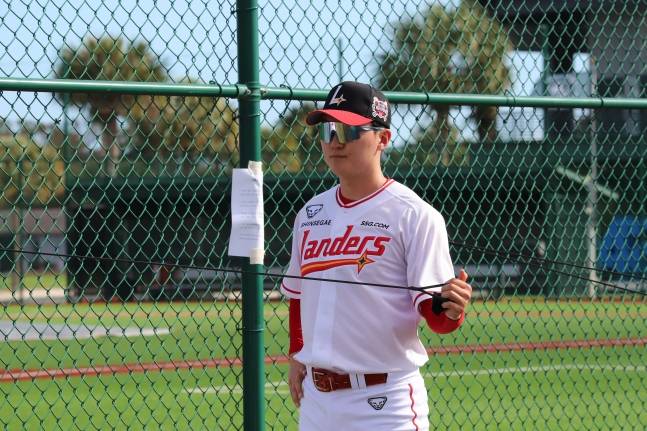 플로리다 베로비치 캠프에서 어깨 강화 훈련을 하고 있는 김건우. /사진=SSG 랜더스 제공