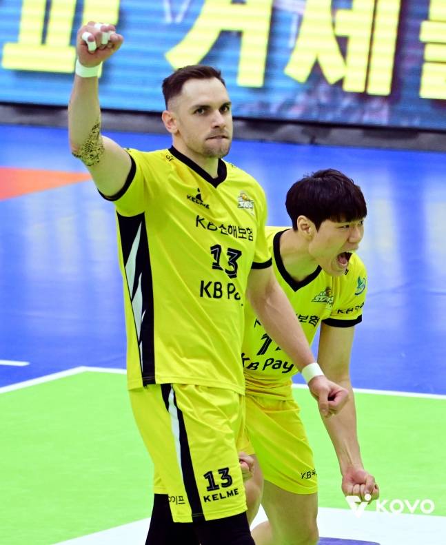 KB손해보험 비예나(왼쪽)가 득점 후 세리머니를 하고 있다. /사진=KOVO 제공