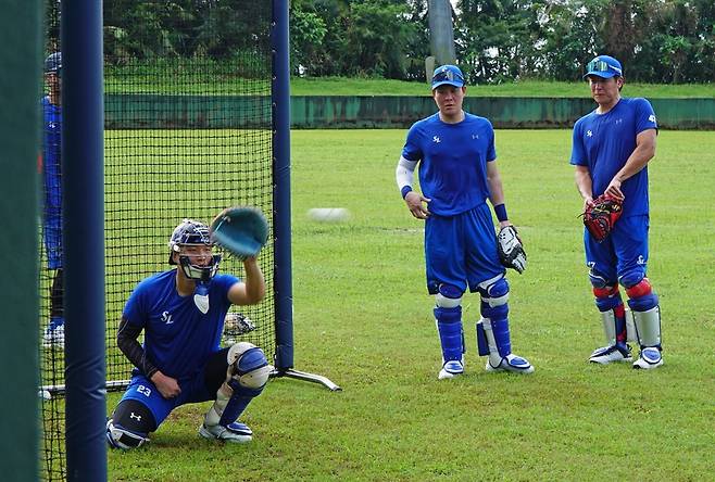 삼성 라이온즈 포수 강민호(오른쪽)와 박세혁(가운데)이 지난 1월 소속팀의 괌 1차 스프링캠프에서 이병헌의 수비 훈련을 지켜보는 모습. 사진 삼성 라이온즈