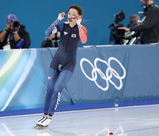 한국 빙속 여자 단거리 국가대표 김민선(의정부시청)은 16일(한국시간) 이탈리아 밀라노 스피드스케이팅 스타디움에서 열린 2026 밀라노·코르티나담페초 동계올림픽 스피드스케이팅 여자 500m 결승에서 38초01의 기록으로 결승선을 통과해 14위를 기록했다. 함께 출전한 이나현(한국체육대)은 37초86을 기록해 10위에 올랐다. 지난 2018 평창 대회 여자 500m에서 16위를 기록하고2022 베이징 대회 500m에서 7위를 차지했던 김민선은 세 번째 올림픽 무대에서 아쉬운 결과를 남기자 공동취재구역(믹스트존)에서 취재진과 인터뷰를 하던 중 눈물을 쏟아냈다. 연합뉴스