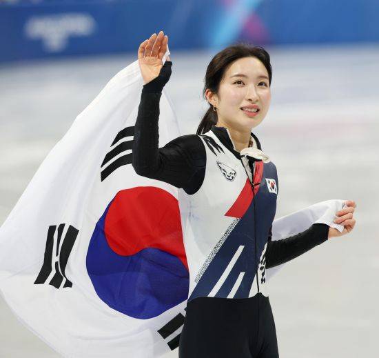 김길리(성남시청)는 16일(한국시간) 이탈리아 밀라노 아이스스케이팅 아레나에서 열린 2026 밀라노·코르티나담페초 동계올림픽 쇼트트랙 여자 1000m 파이널A(결승)에서 1분28초614의 기록으로 3위에 올라 동메달을 얻었다. 2월17일 설날을 할하루 앞두고 김길리는 첫 올림픽 무대임에도 여자 1000m에서 값진 동메달을 목에 걸면서 처음으로 올림픽 포디움에 올랐다. 이날 메달이 확정된 후 김길리는 눈물을 흘리며 눈길을 끌었다. 연합뉴스