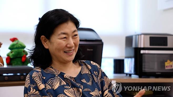 연합뉴스와 인터뷰 중인 조명숙 여명학교 교장 [연합뉴스 사진]