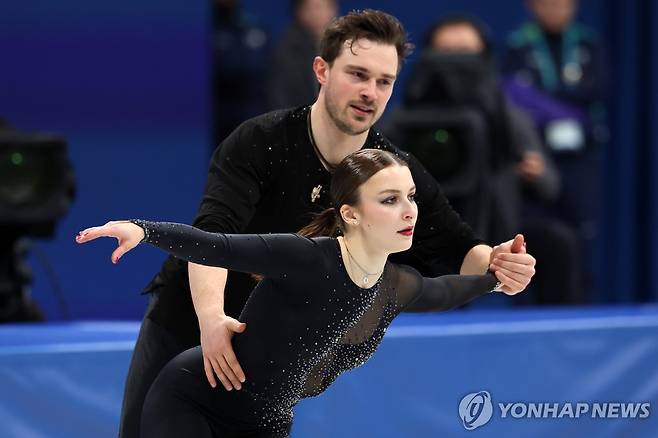 치바(위)와 다닐로바의 경기 모습.  [EPA=연합뉴스]