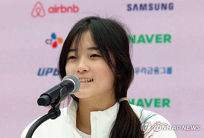 질문 답하는 최가온 (밀라노=연합뉴스) 이지은 기자 = 2026 밀라노ㆍ코르티나담페초 동계올림픽 스노보드 여자 하프파이프에서 금메달을 차지한 최가온이 14일(현지시간) 이탈리아 밀라노 코리아하우스에서 열린 대한체육회 공식 기자회견에서 취재진 질문에 답하고 있다. 2026.2.14 jieunlee@yna.co.kr