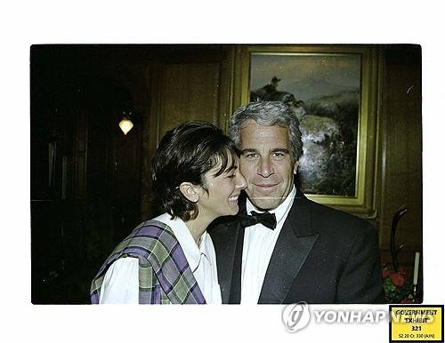 생전의 제프리 엡스타인(오른쪽)과 공범 길레인 맥스웰 [AFP 연합뉴스 자료사진. 재판매 및 DB 금지]