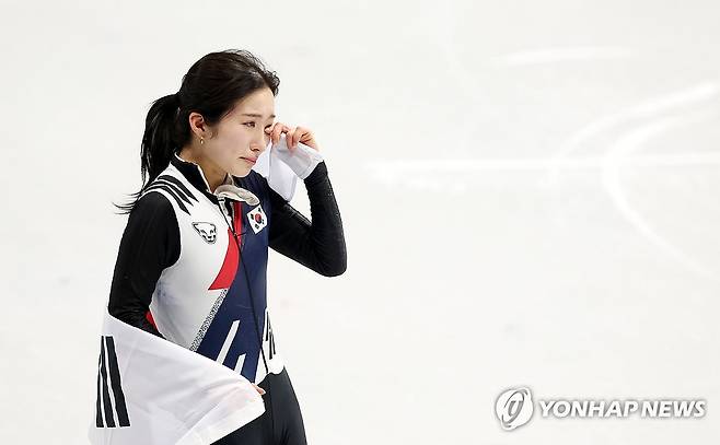 최선 다한 김길리, 값진 동메달 (밀라노=연합뉴스) 이지은 기자 = 16일(현지시간) 이탈리아 밀라노 아이스스케이팅 아레나에서 열린 2026 밀라노-코르티나담페초 동계올림픽 쇼트트랙 여자 1000m 결승에서 동메달을 따낸 김길리가 눈물을 닦고 있다. 2026.2.16 jieunlee@yna.co.kr