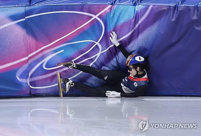 김길리, 반칙 당해 결승 진출 (밀라노=연합뉴스) 류영석 기자 = 16일(현지시간) 이탈리아 밀라노 아이스스케이팅 아레나에서 열린 2026 밀라노-코르티나담페초 동계올림픽 쇼트트랙 여자 1000m 준결승에서 김길리가 벨기에 선수 반칙으로 넘어지고 있다. 2026.2.16 ondol@yna.co.kr