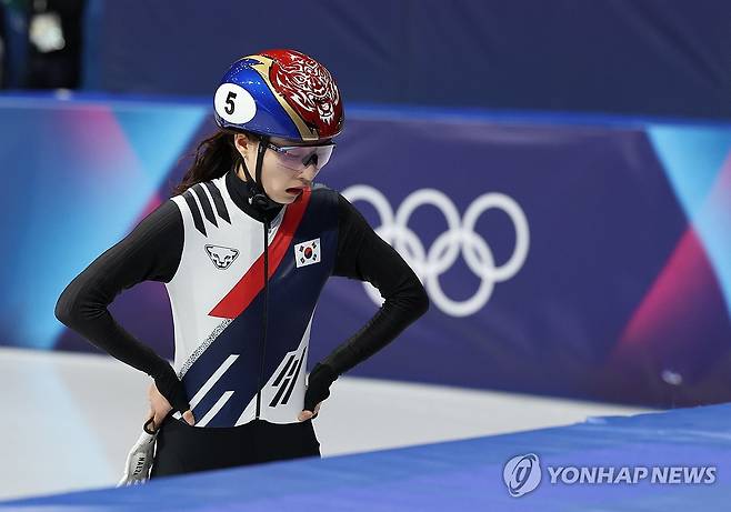 아쉬운 최민정 (밀라노=연합뉴스) 신준희 기자 = 16일(현지시간) 이탈리아 밀라노 아이스스케이팅 아레나에서 열린 2026 밀라노-코르티나담페초 동계올림픽 쇼트트랙 여자 1000m 준결승. 
    최민정이 경기를 마치고 아쉬운 듯한 표정을 짓고 있다. 2026.2.16 hama@yna.co.kr