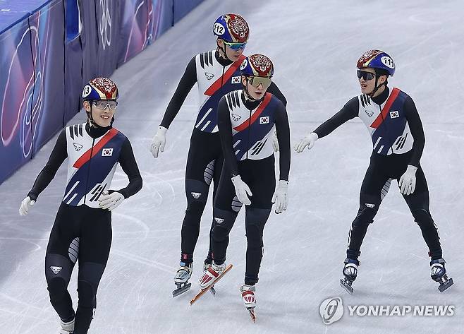결승 진출한 쇼트트랙 남자 5000m 계주 대표팀 (밀라노=연합뉴스) 류영석 기자 = 16일(현지시간) 이탈리아 밀라노 아이스스케이팅 아레나에서 열린 2026 밀라노-코르티나담페초 동계올림픽 쇼트트랙 남자 5000m 계주 준결승에서 임종언, 신동민, 이정민, 이준서가 결승에 진출한 뒤 기뻐하고 있다. 2026.2.16 ondol@yna.co.kr