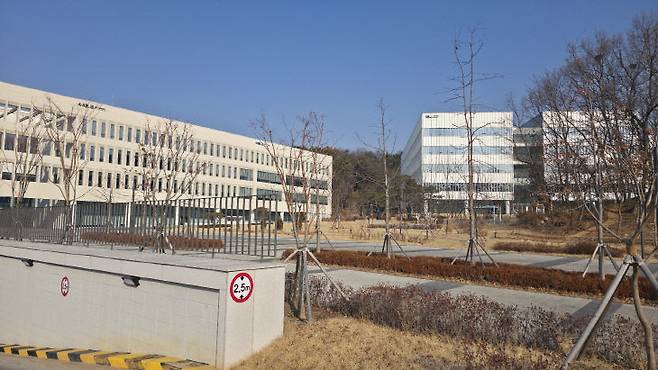 집현동 공동캠퍼스 전경. 사진 좌측은 서울대 맟 KDI 행정대학원,우측은 충북대 수의대에 이어 충남대 의대가 들어설 건축물. 사진=이희택 기자.