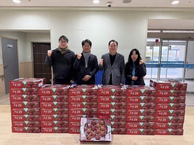 ▲ 설 명절 맞이 사과 후원 전달 사진-예산군 제공