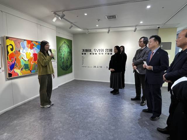 지난 13일 부산 중구 남포지하상가 BISCO갤러리에서 열린 개막식에서 신현채 작가가 전시 작품을 설명하고 있다. 부산문화재단 제공