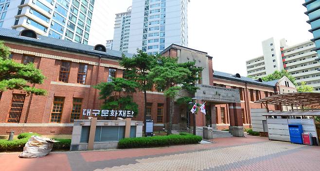 대구 중구에 있는 옛 대구상업학교 본관. 2022년까지 대구문화재단 건물로 사용됐다. 중관과 강당은 2000년대 중반 철거되고 지금은 붉은 벽돌의 2층짜리 건물인 옛 본관만 남아있다.  <영남일보 DB>