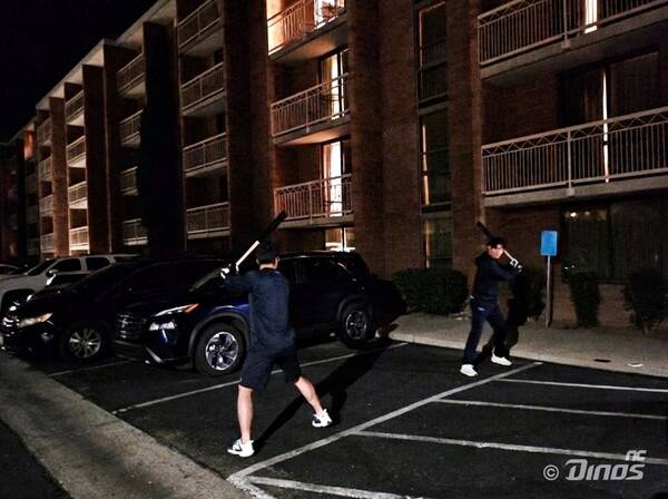 오장한과 박시원의 야간 스윙 훈련(사진=NC)