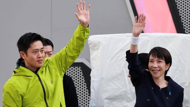 요시무라 히로후미 일본유신회 대표(왼쪽)와 다카이치 사나에 자민당 총재 겸 일본 총리[사진=로이터연합뉴스]