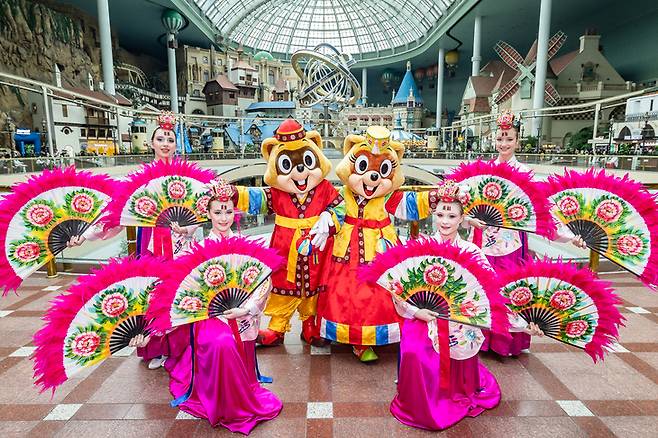 ▲설 연휴를 맞아 방문객을 위한 로티와 로리의 한복 이벤트.사진=롯데월드