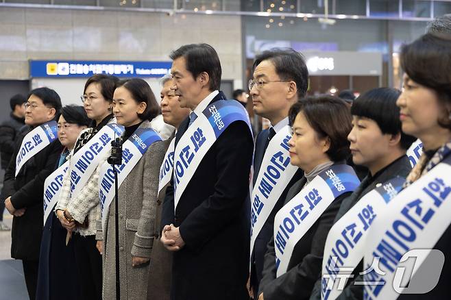 조국 조국혁신당 대표를 비롯한 지도부가 13일 서울 용산역에서 설 귀성 인사말을 하고 있다. 2026.2.13 ⓒ 뉴스1 이승배 기자