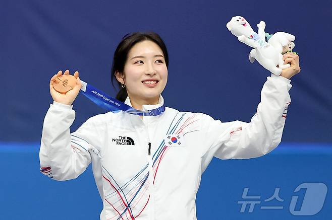 쇼트트랙 김길리가 16일(현지시간) 이탈리아 밀라노 아이스스케이팅 아레나에서 열린 2026 밀라노·코르티나담페초 동계올림픽 쇼트트랙 여자 1000m 시상식에서 동메달을 들어보이고 있다. 2026.2.16 ⓒ 뉴스1 김진환 기자