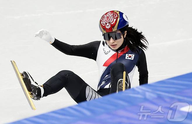 쇼트트랙 김길리가 14일(현지시간) 이탈리아 밀라노 아이스 스케이팅 아레나에서 열린 2026 밀라노·코르티나담페초 동계올림픽 쇼트트랙 여자 1000m 예선에서 1위로 결승선을 통과한 뒤 네덜란드 선수와 출동하며 넘어지고 있다. 2026.2.15 ⓒ 뉴스1 김진환 기자