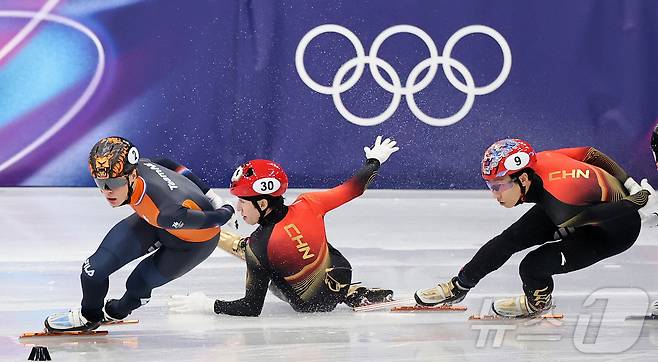 중국 쇼트트랙 선수 린샤오쥔(한국명 임효준)이 14일(현지시간) 이탈리아 밀라노 아이스스케이팅 아레나에서 열린 2026 밀라노·코르티나담페초 동계올림픽 쇼트트랙 남자 1500m 준준결승에서 넘어지고 있다. 2026.2.15 ⓒ 뉴스1 김진환 기자