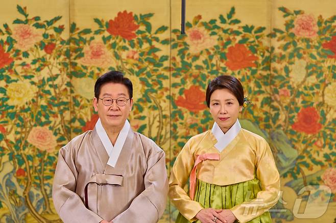 이재명 대통령과 김혜경 여사가 17일 국민들에게 설 명절 인사를 하고 있다. (청와대 제공. 재판매 및 DB 금지) 2026.2.17 ⓒ 뉴스1 이재명 기자