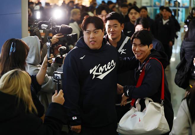 류현진(왼쪽), 김혜성을 비롯한 한국 야구대표팀 선수들이 9일 인천국제공항 1터미널에서 월드베이스볼클래식(WBC) 1차 캠프지인 사이판으로 출국하고 있다. 사진 | 인천국제공항=연합뉴스