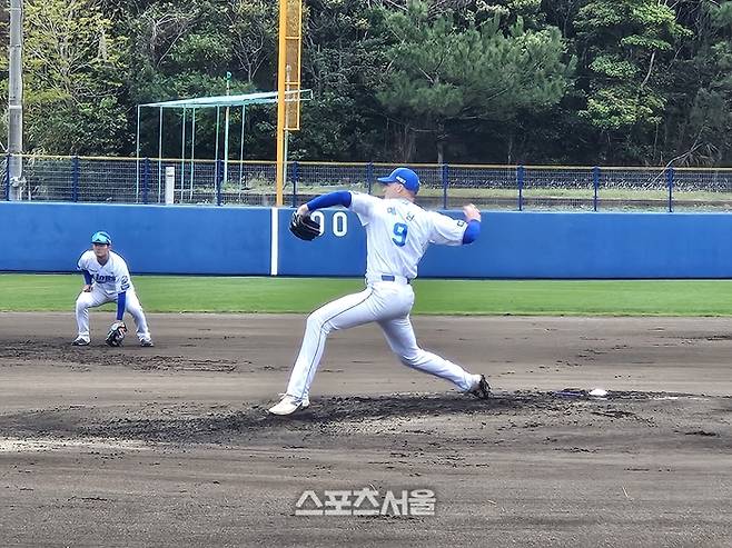 삼성 매닝이 17일 일본 오키나와 온나손 아카마 구장에서 열린 자체 청백전에서 백팀 선발투수로 올라와 투구하고 있다. 오키나와 | 김동영 기자 raining99@sportsseoul.com