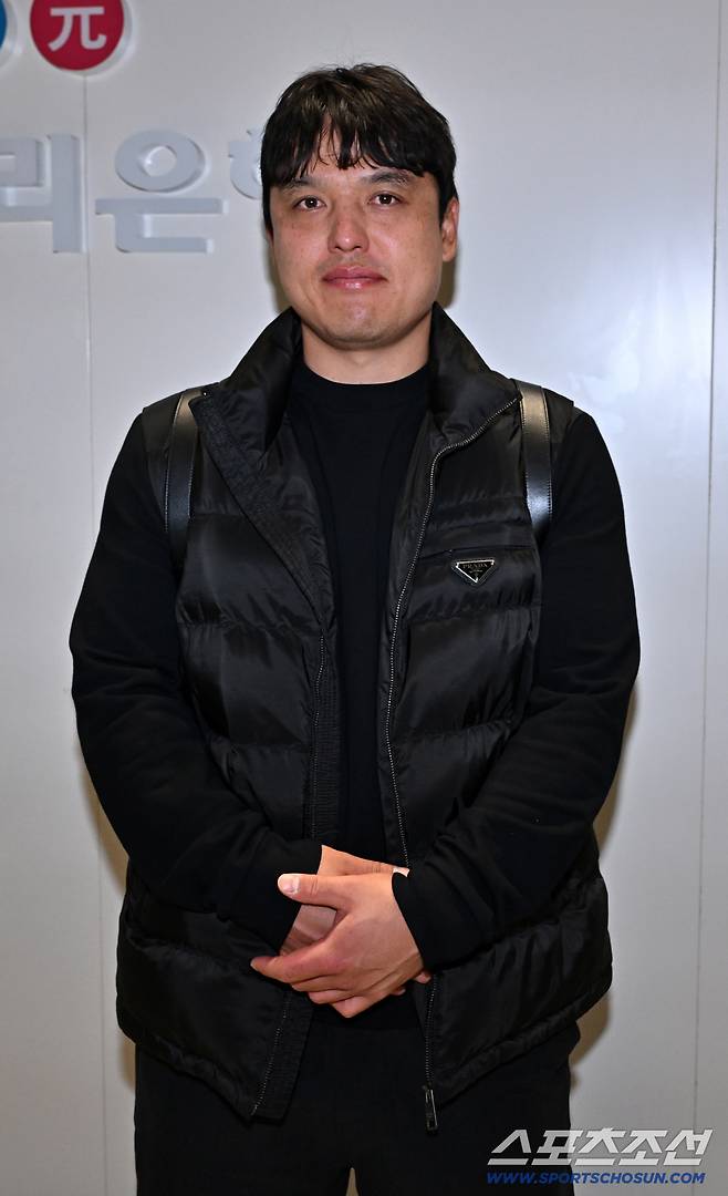 류지현 감독이 이끄는 대한민국 야구대표팀이 15일 2차 캠프가 열리는 일본 오키나와로 출국했다. 박동원이 출국 전 인터뷰를 하고 있다. 인천공항=박재만 기자 pjm@sportschosun.com/2026.02.15/