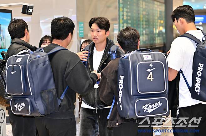 류지현 감독이 이끄는 대한민국 야구대표팀이 15일 2차 캠프가 열리는 일본 오키나와로 출국했다. 박해민이 출국장으로 향하고 있다. 인천공항=박재만 기자 pjm@sportschosun.com/2026.02.15/