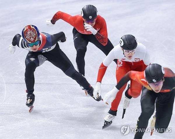 500m 예선에서 3위로 레이스를 펼치는 황대헌. ⓒ연합뉴스