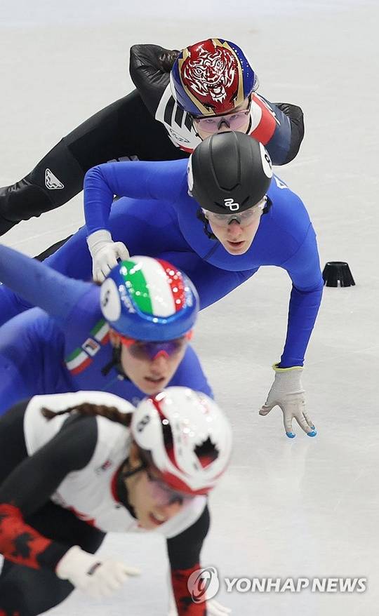 후미에서 레이스를 펼치고 있는 최민정. ⓒ연합뉴스