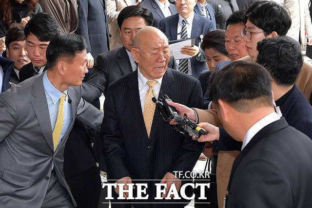 권성 전 헌법재판관은 서울고법 부장판사 시절인 1996년 12·12와 5·18 항소심 재판장을 맡아 반란·내란우두머리·내란목적살인·특정범죄가중처벌법 위반(뇌물수수) 등 혐의로 1심에서 사형이 선고된 전 전 대통령의 형량을 무기징역으로 감형했다. 사진은 사자명예훼손 혐의로 광주지법에 출석했던 전 전 대통령 사진. /더팩트 DB