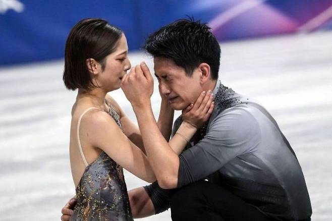 연기를 마친 뒤 감격스러워하는 미우라 리쿠(왼쪽)와 키하라 류이치 피겨 페어 선수단. EPA연합뉴스