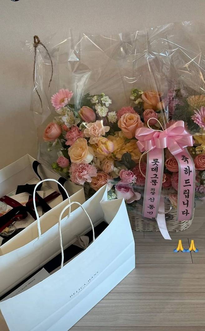 최가온이 사회관계망서비스(SNS)에 공개한 신동빈 롯데그룹 회장의 선물.