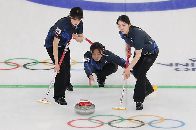 16일(현지시간) 이탈리아 코르티나담페초 컬링 올림픽 스타디움에서 열린 2026 밀라노ㆍ코르티나담페초 동계올림픽 컬링 여자 라운드로빈 한국과 중국의 경기 3엔드 때 김은지가 3점을 만드는 투구를 펼치고 있다.연합뉴스